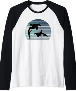 Retro vintage sunset killer whales orca whale blue ocean Raglan Baseball Tee